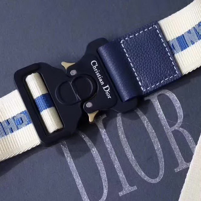 【原版皮】迪奥/Dior 马鞍包，选用颗粒纹小牛皮裁制而成，饰有Christian Dior带扣细节，彰显出自由与独特个性，看起来帅气又低调