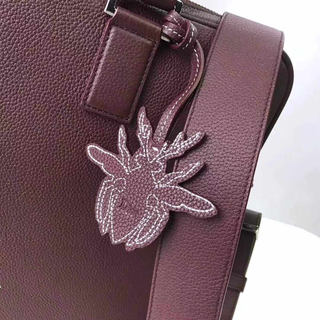 【原版皮】迪奥/Dior 男士公文包，选用粒面纹小牛皮裁制而成，采用传统工艺，是现代男士携带各类日常数据与文件的尚佳选择