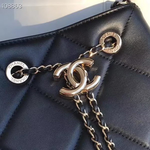 【原版皮】香奈儿/Chanel Mini小水桶包，上身简直‬太‬可爱了，这次的Hobo小水桶，长‪度刚‪好到⁢腰⁡部，相比之前的小水桶，这次最新款的水桶空格做得更加饱满，款号：AS1801