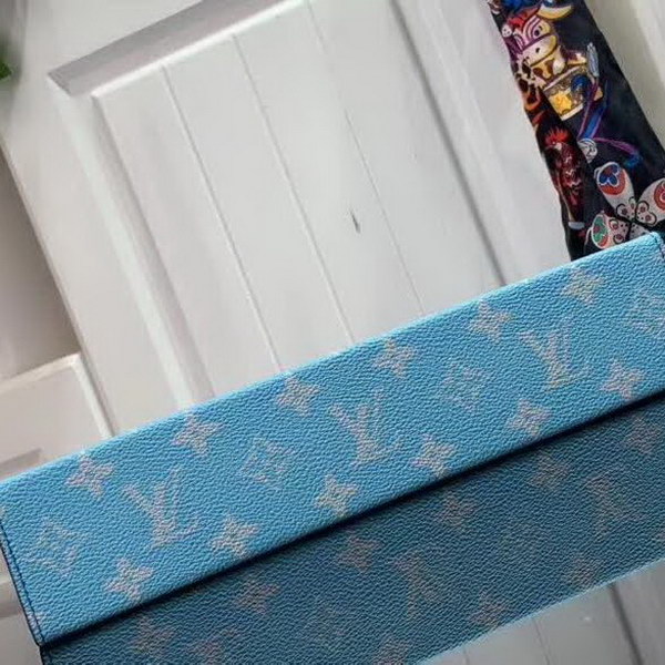 【原版皮】路易威登/LV pochette voyage手袋，以云朵主题焕新手袋设计，再令缥缈如云的品牌标识浮现于Monogram帆布背景，口袋和卡位实现有序收纳，款号：M45480