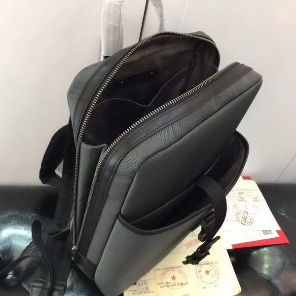 【原版皮】宝缇嘉/BV 男士双肩包，运用Meridian工艺制作，色彩绚丽，高度实用的同时又不失时尚风采，标志性刻花金属夹扣闭合，柔软加衬，有效保护高科技设备，款号：80187708