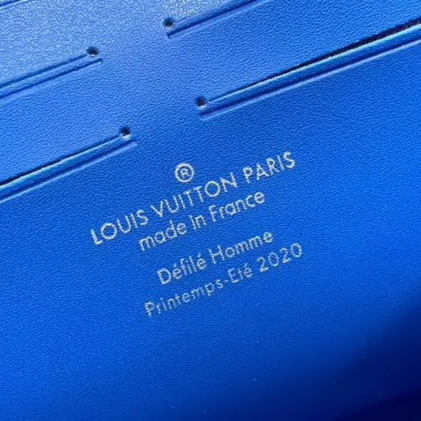 【原版皮】路易威登/LV pochette voyage手袋，以云朵主题焕新手袋设计，再令缥缈如云的品牌标识浮现于Monogram帆布背景，口袋和卡位实现有序收纳，款号：M45480