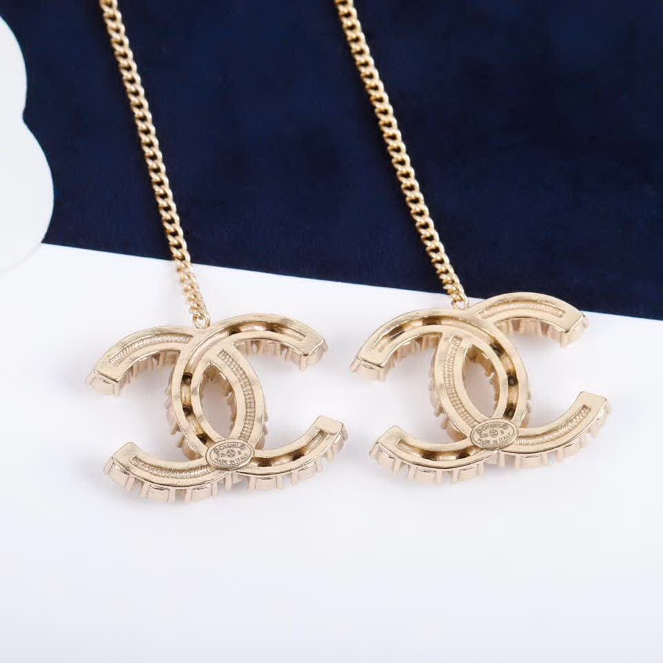 20秋季最新专柜款-Chanel经典款珍珠耳钉，细节满满的一款，以及背面五金的细腻，完美