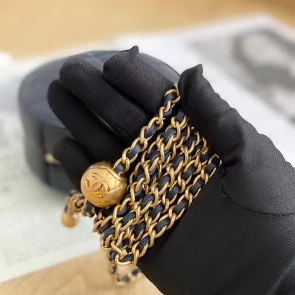 【原版皮】香奈儿/Chanel 金球系列小圆饼包，采用小羊皮精心裁制而成，柔软细腻搭配这季最火爆的链条，神奇的小金球能控制肩带长短，平时出门带的口红车钥匙纸巾都能放，款号：AS0366