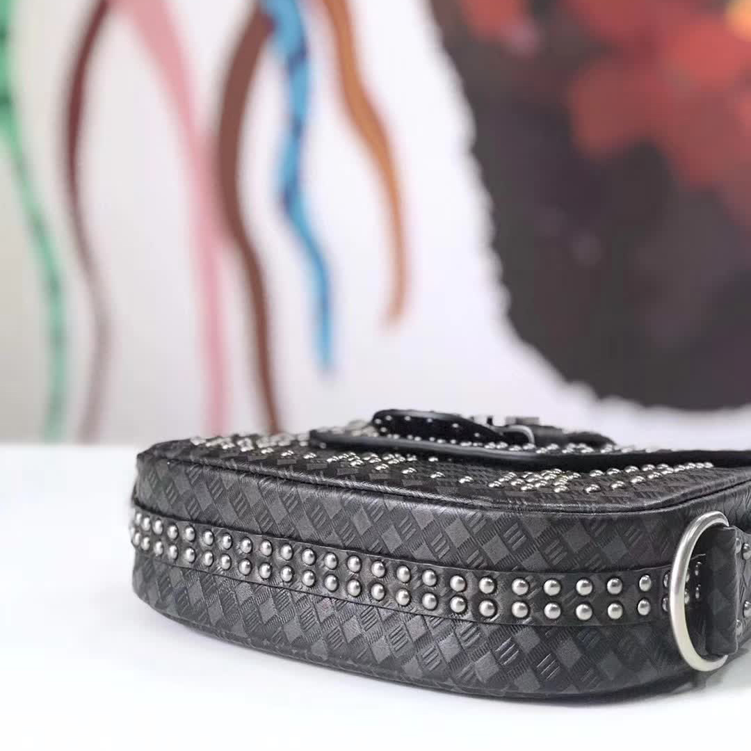 【原版皮】迪奥/Dior 肩背包，选用编织纹小牛皮裁制而成，缀以铆钉设计，搭配宽肩带更有特色，真的特别好看，款号：M6501