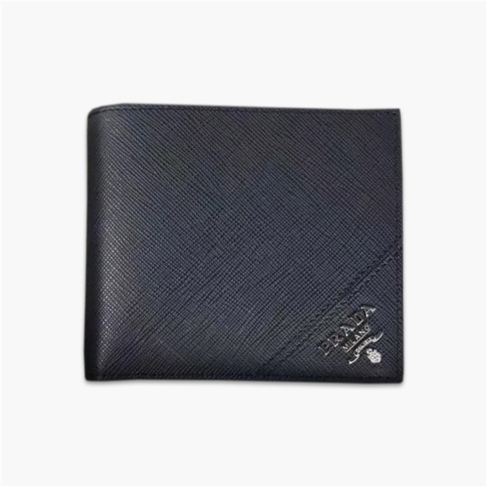 【原版皮】普拉达/Prada 短款钱夹，选用十字纹小牛皮裁制而成，边角点缀散字唛标识，经典之作，简单时尚，款号：2M0513
