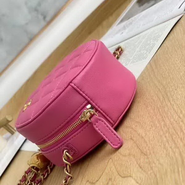 【原版皮】香奈儿/Chanel 金球系列小圆饼包，采用小羊皮精心裁制而成，柔软细腻搭配这季最火爆的链条，神奇的小金球能控制肩带长短，平时出门带的口红车钥匙纸巾都能放，款号：AS0366