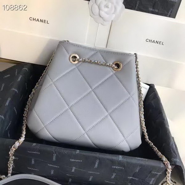 【原版皮】香奈儿/Chanel Mini小水桶包，上身简直‬太‬可爱了，这次的Hobo小水桶，长‪度刚‪好到⁢腰⁡部，相比之前的小水桶，这次最新款的水桶空格做得更加饱满，款号：AS1801