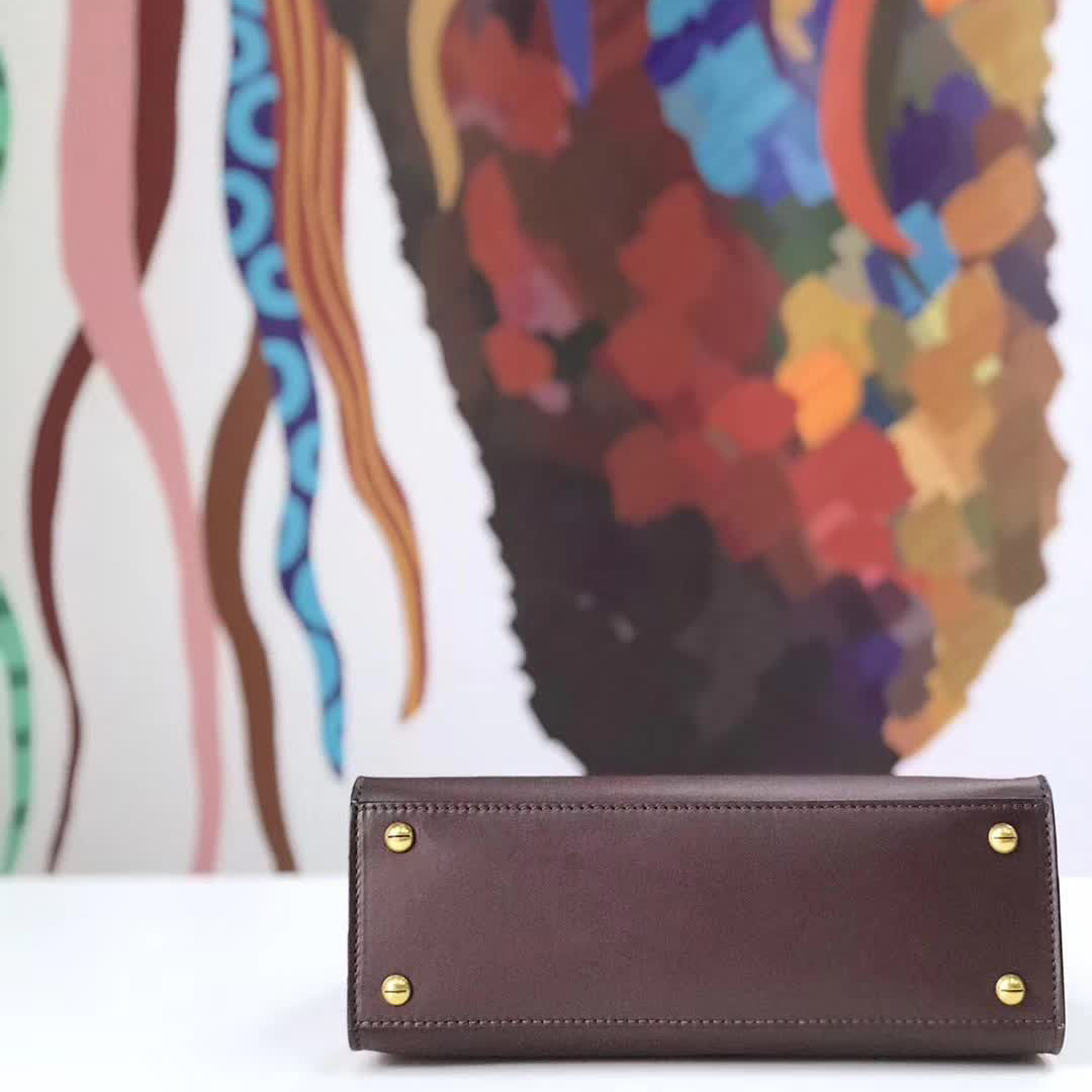 【原版皮】迪奥/Dior 手提包，选用平纹小牛皮裁制而成，饰以品牌标识字母锁扣，低调奢华，简约时尚