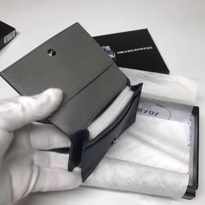 【原版皮】普拉达/Prada 男士卡包，选用十字纹牛皮裁制而成，版型立挺，精湛走线均匀整齐，油边顺滑，做工精致如图可见，款号：2MC122
