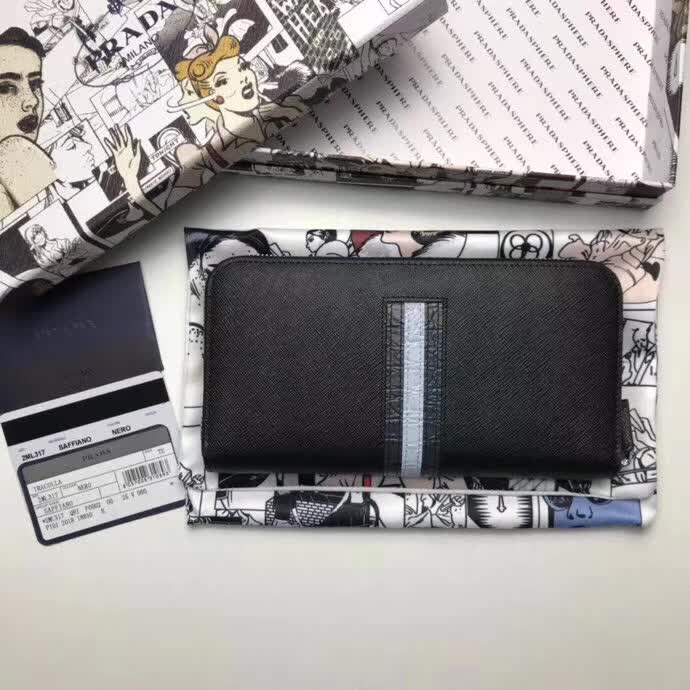 【原版皮】普拉达/Prada 拉链钱夹，选用十字纹小牛皮镶嵌彩带鳄鱼纹裁制而成，经典之作，简单时尚，款号：2ML317