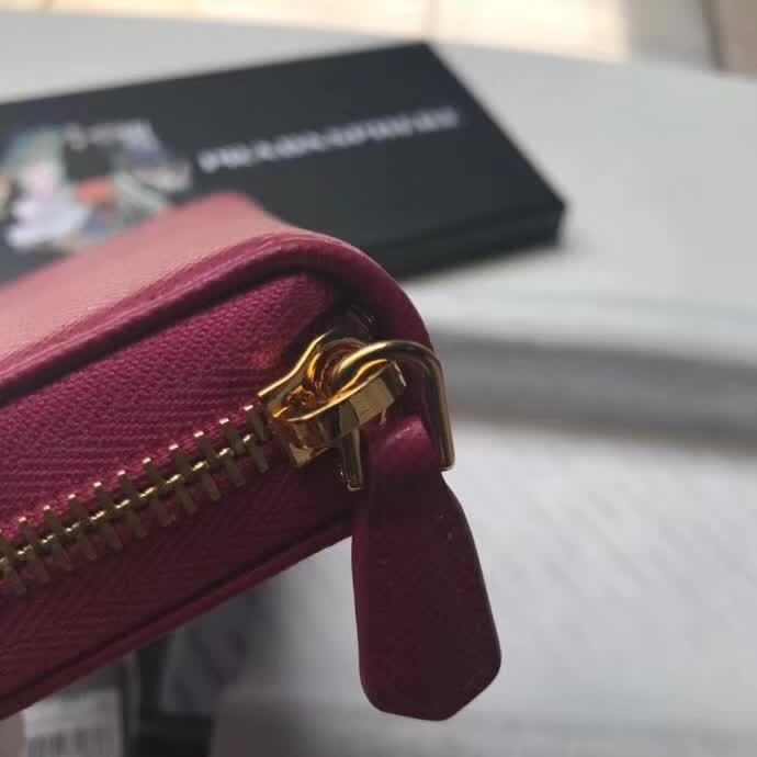 【原版皮】普拉达/Prada 拉链钱夹，选用十字纹小牛皮裁制而成，正面点缀金色散字徽标，尽显高档时尚，低调而又奢华，款号：1ML506