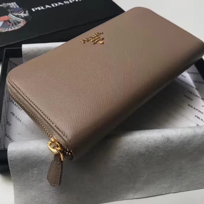 【原版皮】普拉达/Prada 拉链钱夹，选用十字纹小牛皮裁制而成，正面点缀金色散字徽标，尽显高档时尚，低调而又奢华，款号：1ML506