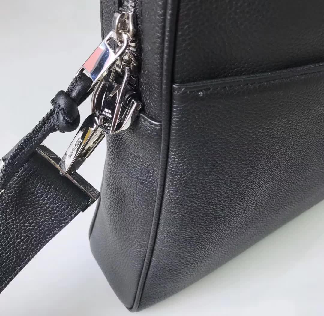 【原版皮】迪奥/Dior 男士公文包，选用粒面纹小牛皮裁制而成，采用传统工艺，是现代男士携带各类日常数据与文件的尚佳选择