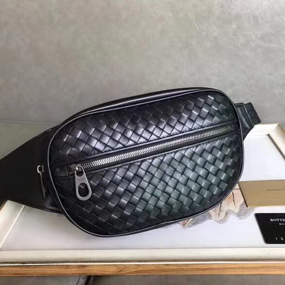 【原版皮】葆蝶家/Bottega Veneta 胸包，经典爆款，选用高光胎牛皮裁制而成，搭配哑锖色五金，所有材料都精挑细选