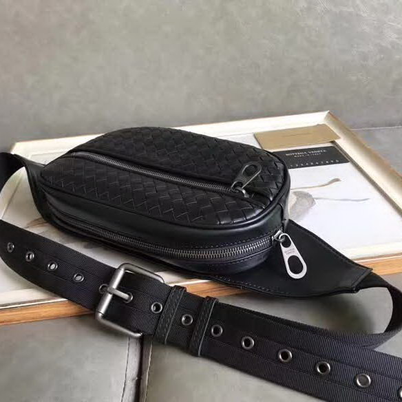 【原版皮】葆蝶家/Bottega Veneta 胸包，经典爆款，选用高光胎牛皮裁制而成，搭配哑锖色五金，所有材料都精挑细选