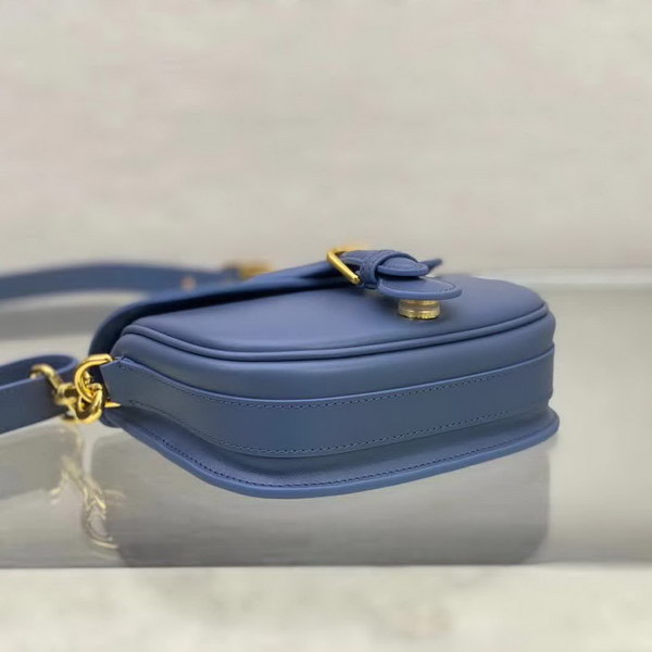 【原版皮】迪奥/Dior bobby 手袋，复古CD logo，硬挺的包身，五金做旧增加了复古感，不易磨损，采用光面牛皮革精心制作，饰以复古金色五金配件提升格调，柔软而富有质感，点缀有军装风格搭扣，款号：M9317