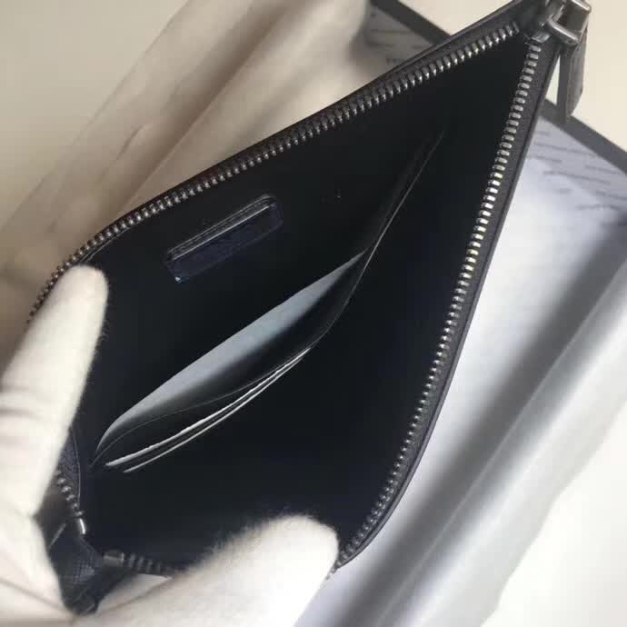 【原版皮】普拉达/Prada 男士手包，选用十字纹小牛皮裁制而成，边角点缀同色小公仔徽标，尽显高档时尚，低调而又奢华，款号：2NG005