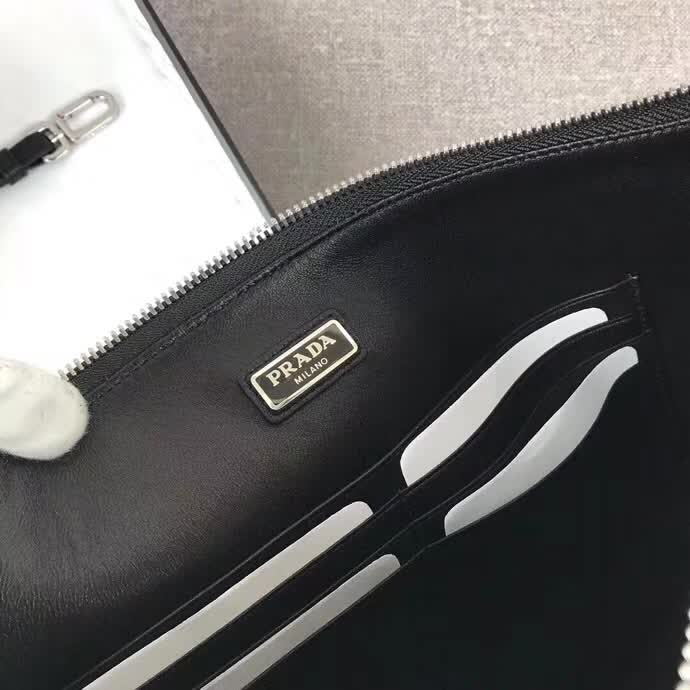 【原版皮】普拉达/Prada 男士手包，限量版，选用十字纹小牛皮裁制而成，绗缝特别的皮革徽标设计凸显个性，时尚炫酷，就是要你好看，款号：2NG001