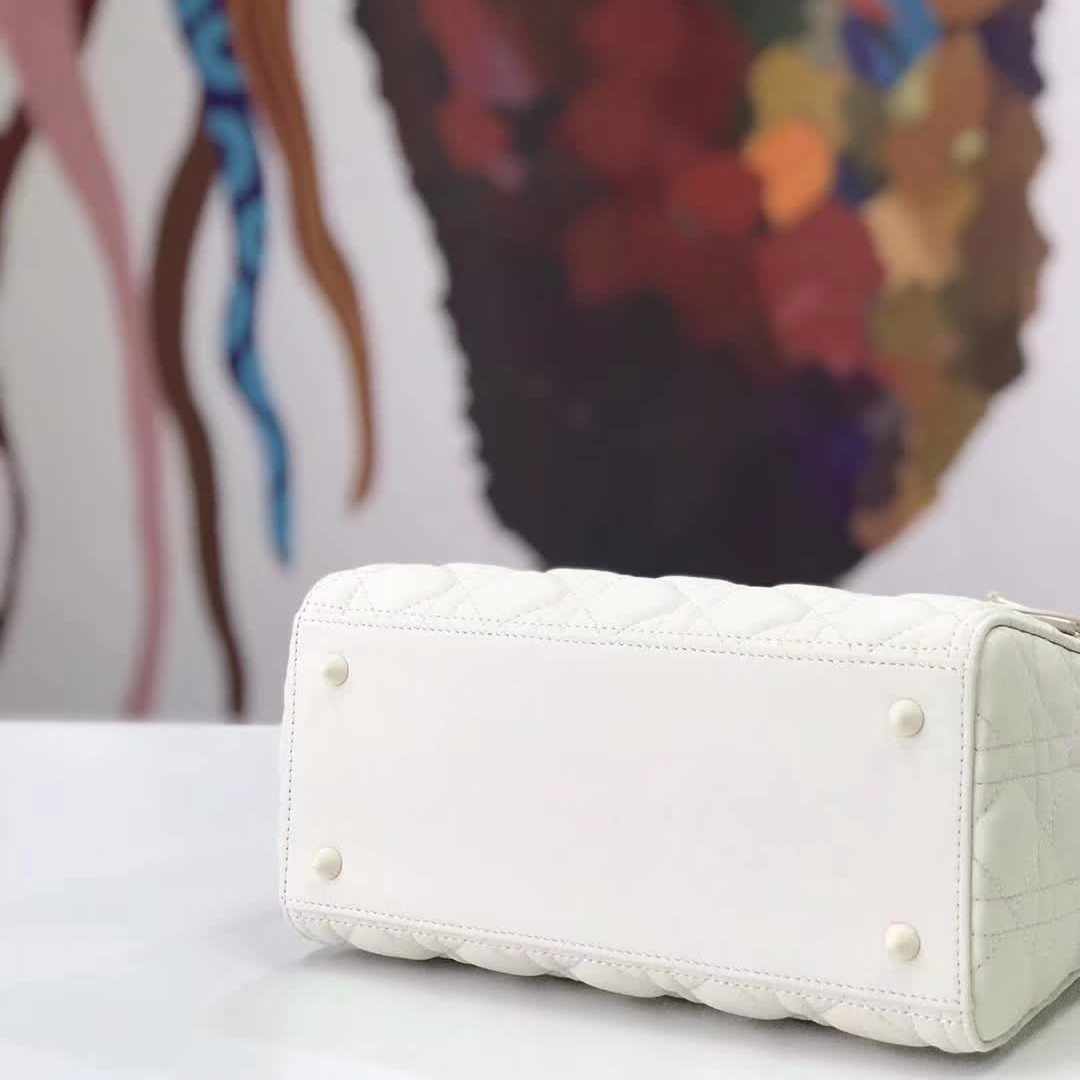 【原版皮】迪奥/Dior 戴妃包，磨砂系列，选用小牛皮绗缝藤格纹，饰有 Ultra matte 饰面金属配饰