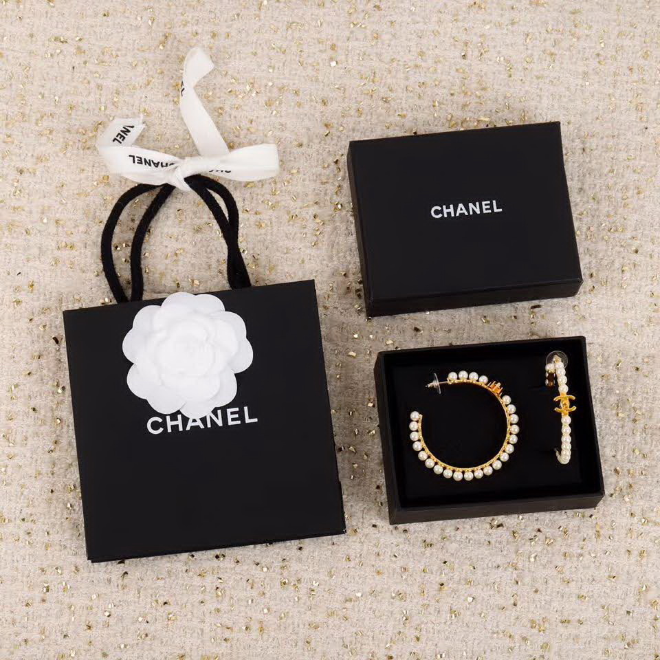 20秋季最新专柜款-Chanel超美的Vintage珍珠大圈耳环，颗颗施华洛世奇珍珠，非常有时尚感的一款，一定要入手