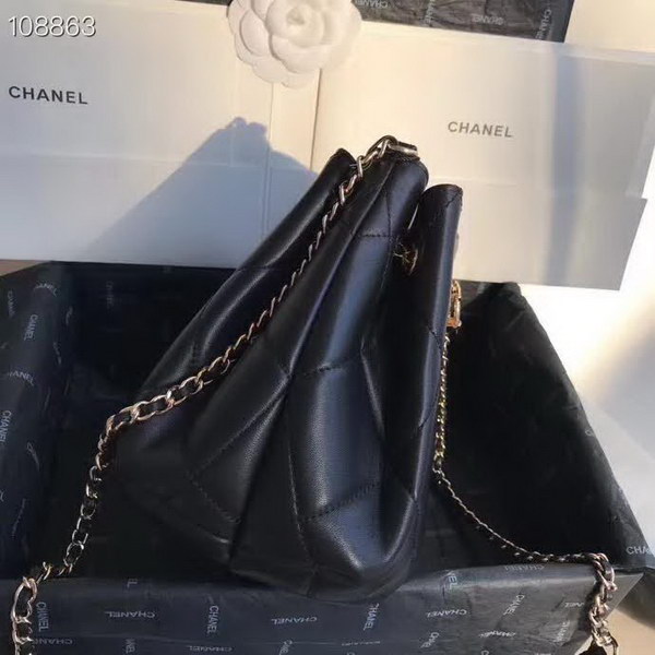 【原版皮】香奈儿/Chanel Mini小水桶包，上身简直‬太‬可爱了，这次的Hobo小水桶，长‪度刚‪好到⁢腰⁡部，相比之前的小水桶，这次最新款的水桶空格做得更加饱满，款号：AS1801