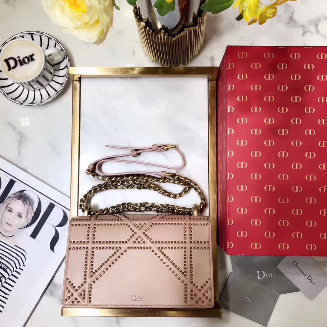 【原版皮】迪奥/Dior 链条包，选用小羊皮裁制而成，缀以饰钉 Archicannage藤格纹图案，徽章锁扣，美得不要不要的