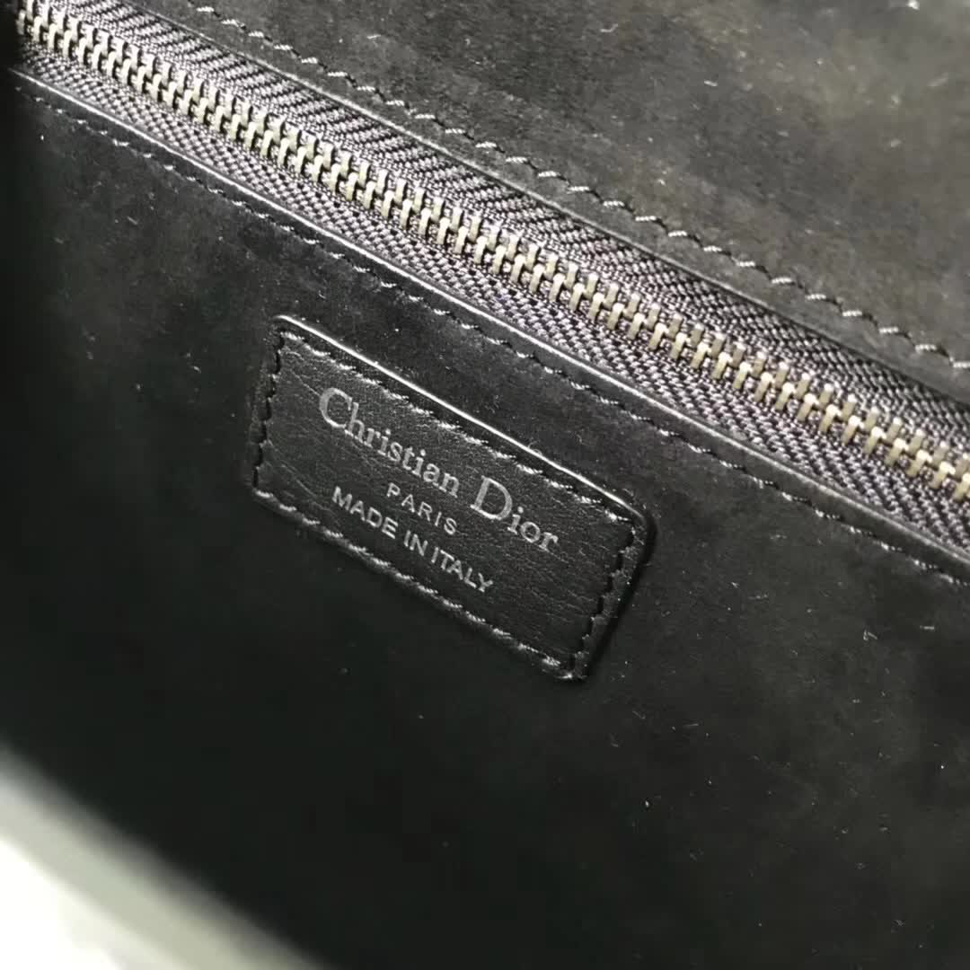 【原版皮】迪奥/Dior 链条包，选用小牛皮裁制而成，饰以不规则珠片，很有年代感，搭配链条肩带，真是perfect