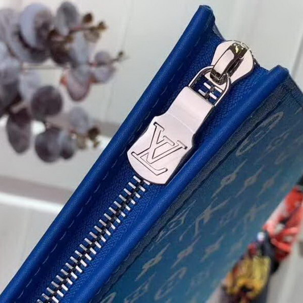 【原版皮】路易威登/LV pochette voyage手袋，以云朵主题焕新手袋设计，再令缥缈如云的品牌标识浮现于Monogram帆布背景，口袋和卡位实现有序收纳，款号：M45480