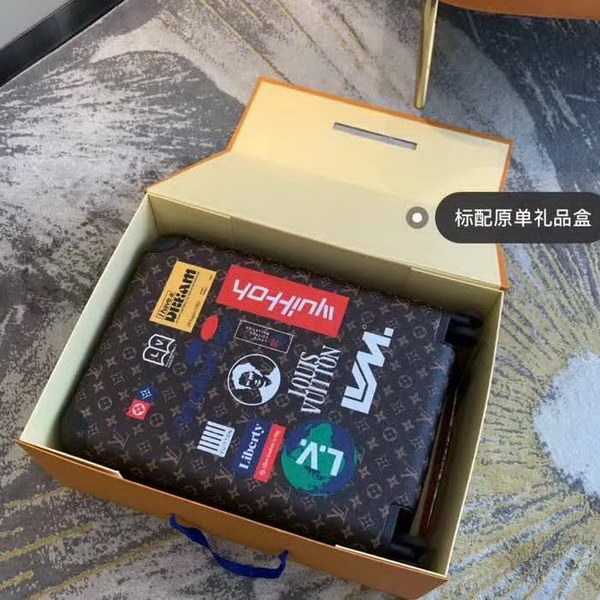 路易威登/LV Horizon 50拉杆箱，以个性创意革传奇经典，为标志性Monogram帆布点缀旅行贴饰，皮革边角保护和超大外置拉杆丰富智慧细节，打造优雅且实用的旅行伴侣
