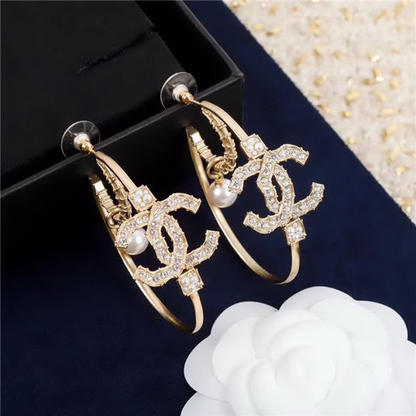 20秋季最新专柜款-Chanel耳环一万个推荐的一款，非常的仙女，上耳惊喜感十足，非常的高档大气，完美指数绝对5星，一定要入的单品，非常重工