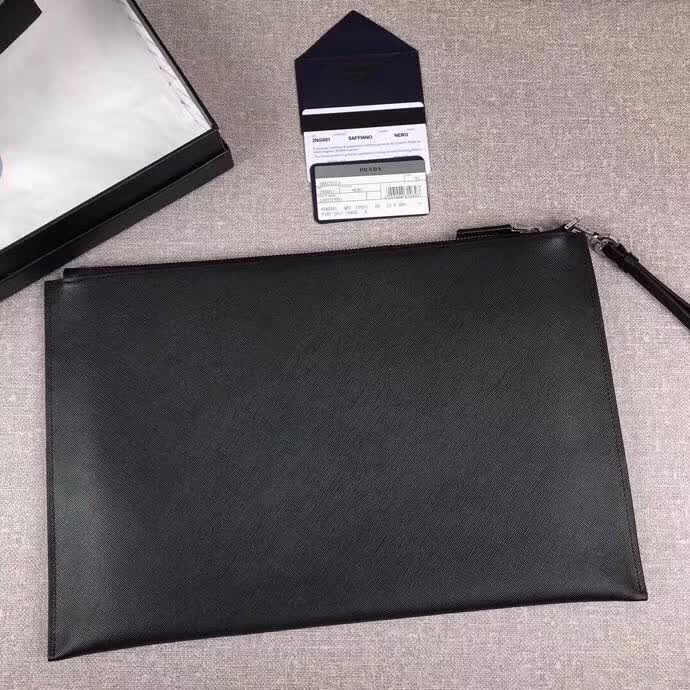 【原版皮】普拉达/Prada 男士手包，限量版，选用十字纹小牛皮裁制而成，绗缝特别的皮革徽标设计凸显个性，时尚炫酷，就是要你好看，款号：2NG001