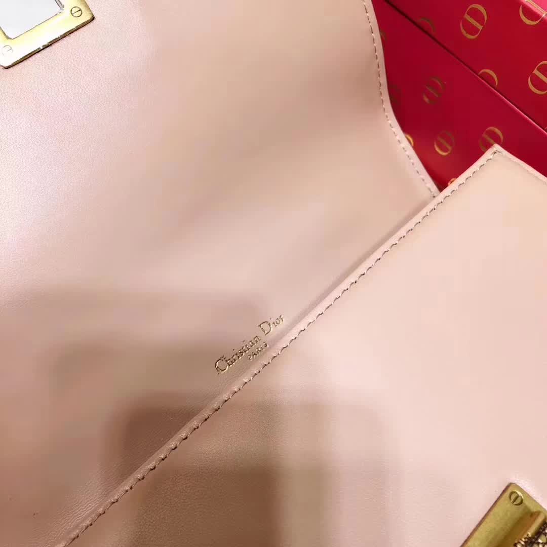 【原版皮】迪奥/Dior 链条包，选用小羊皮裁制而成，缀以饰钉 Archicannage藤格纹图案，徽章锁扣，美得不要不要的