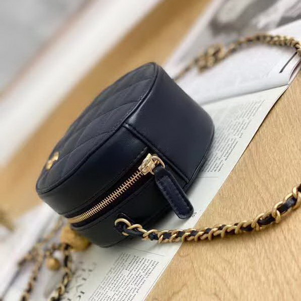 【原版皮】香奈儿/Chanel 金球系列小圆饼包，采用小羊皮精心裁制而成，柔软细腻搭配这季最火爆的链条，神奇的小金球能控制肩带长短，平时出门带的口红车钥匙纸巾都能放，款号：AS0366