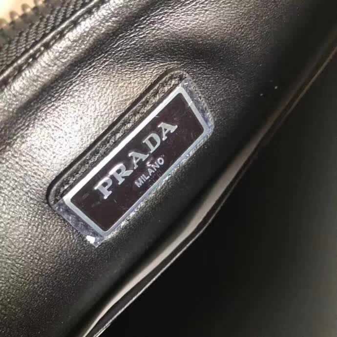 【原版皮】普拉达/Prada 男士手包，选用十字纹小牛皮裁制而成，边角点缀同色小公仔徽标，尽显高档时尚，低调而又奢华，款号：2NG005
