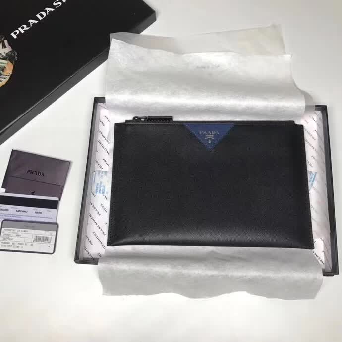 【原版皮】普拉达/Prada 男士手包，选用十字纹小牛皮裁制而成，正面点缀品牌三角散字徽标，款号：2NG05V