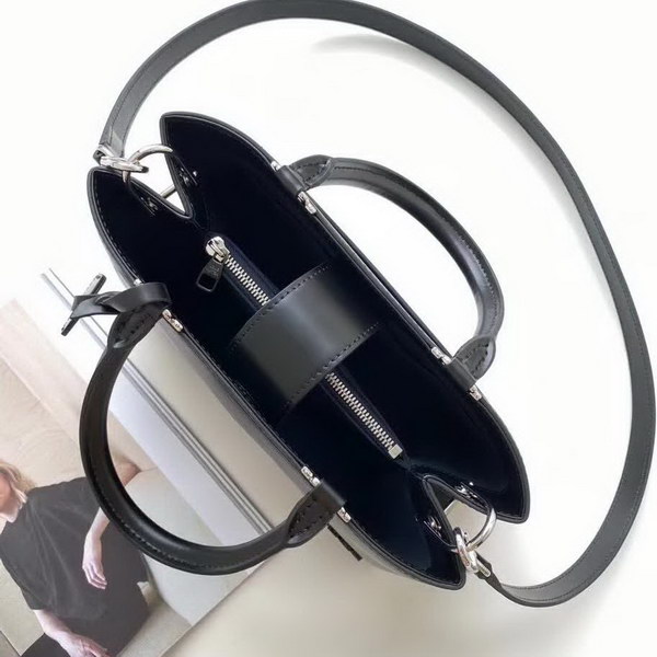 【原版皮】路易威登/LV 手袋，以Taurillon皮革勾勒挺括构型袋身，顶部手柄实现优雅手提，可拆卸肩带方便斜挎，款号：M51333