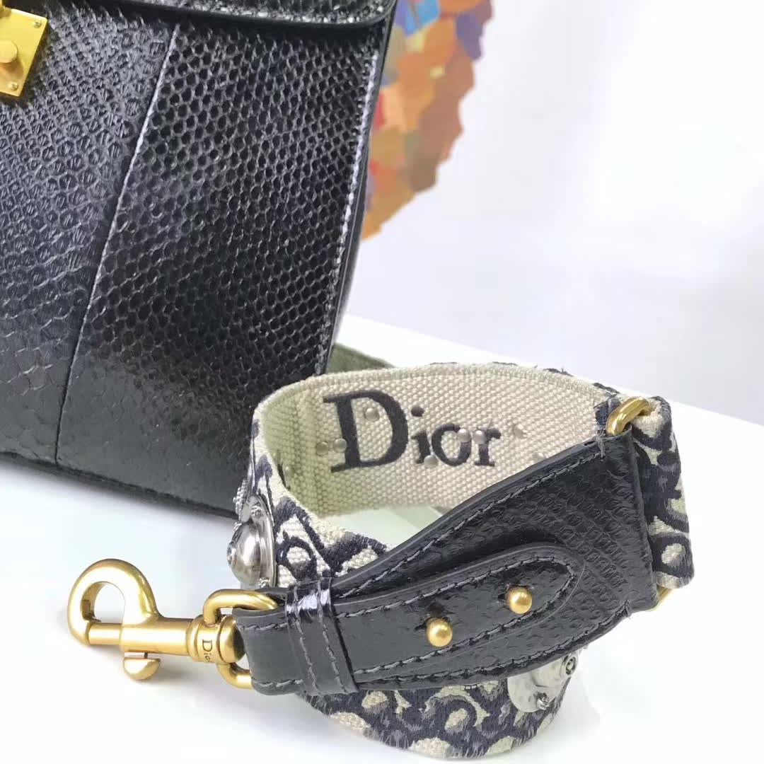 【原版皮】迪奥/Dior 手提包，选用蛇皮纹小牛皮裁制而成，饰以品牌标识字母锁扣，低调奢华，简约时尚