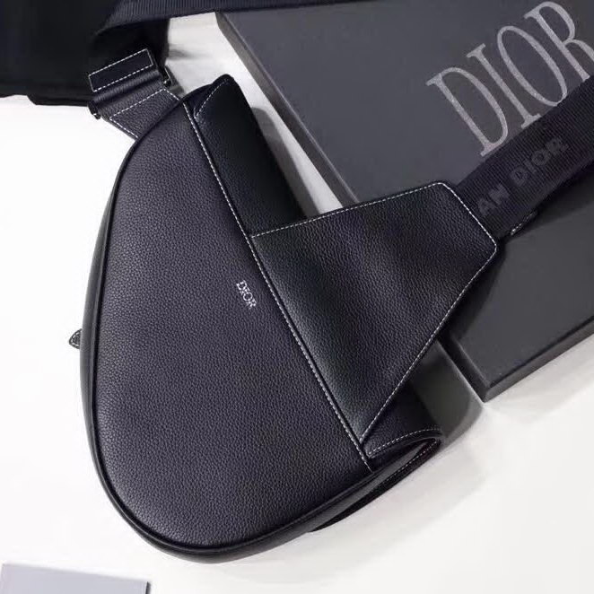 【原版皮】迪奥/Dior 马鞍包，选用颗粒纹小牛皮裁制而成，饰有Christian Dior带扣细节，彰显出自由与独特个性，看起来帅气又低调