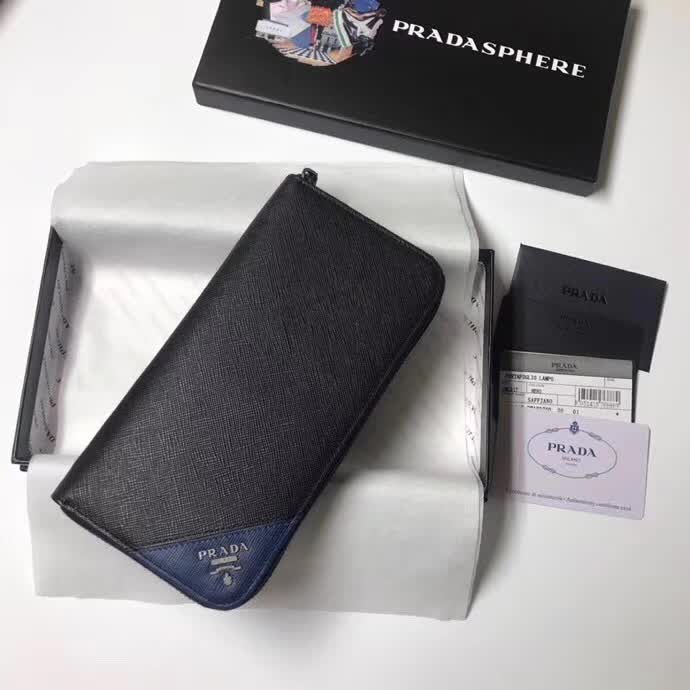 【原版皮】普拉达/Prada 拉链钱夹，选用十字纹小牛皮裁制而成，边角点缀三角散字徽标，经典之作，简单时尚，款号：2ML317