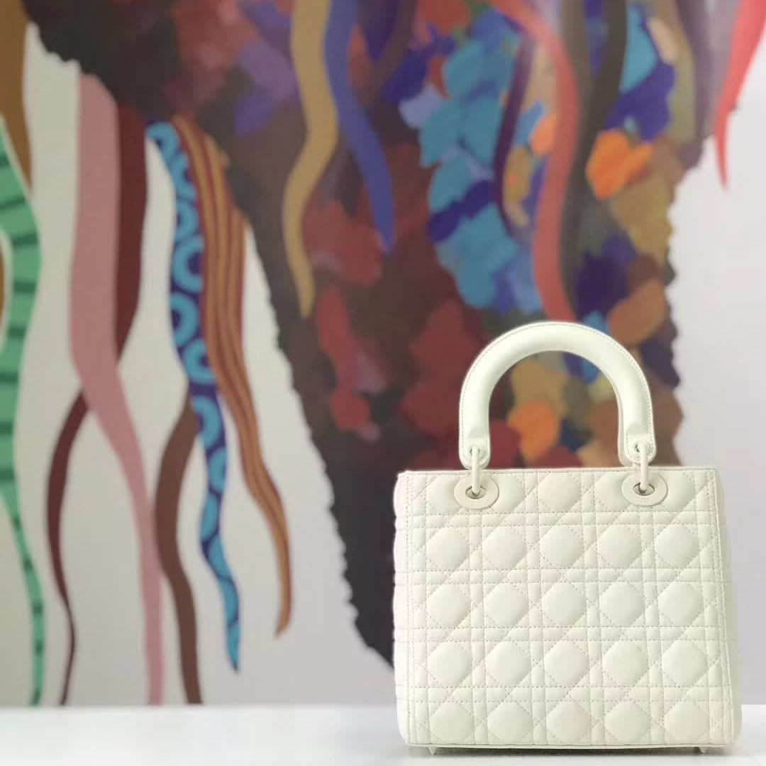 【原版皮】迪奥/Dior 戴妃包，磨砂系列，选用小牛皮绗缝藤格纹，饰有 Ultra matte 饰面金属配饰