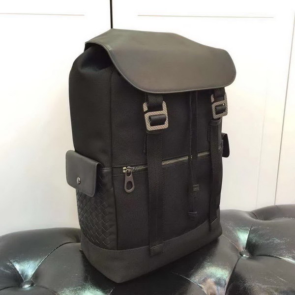 【原版皮】宝缇嘉/BV 男士双肩背包，哑光小牛皮和坚固尼龙的混合搭配时尚现代，配以手工制作，贴袋上编饰标志性的编织图案，设计旨在成就每日佩戴的必备单品，款号：80187208