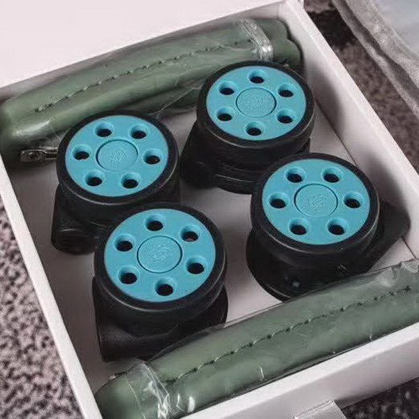 日默瓦/Rimowa 旅行箱，全​铝​镁‎合金，经典款​的新版‎本，彩色皮质把手，购买就送透明套，4个轮子，2个手把，绑带，想怎么换就怎么换，永远是街头机场最靓的你