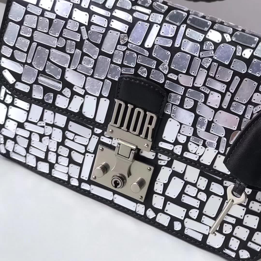 【原版皮】迪奥/Dior 链条包，选用小牛皮裁制而成，饰以不规则珠片，很有年代感，搭配链条肩带，真是perfect