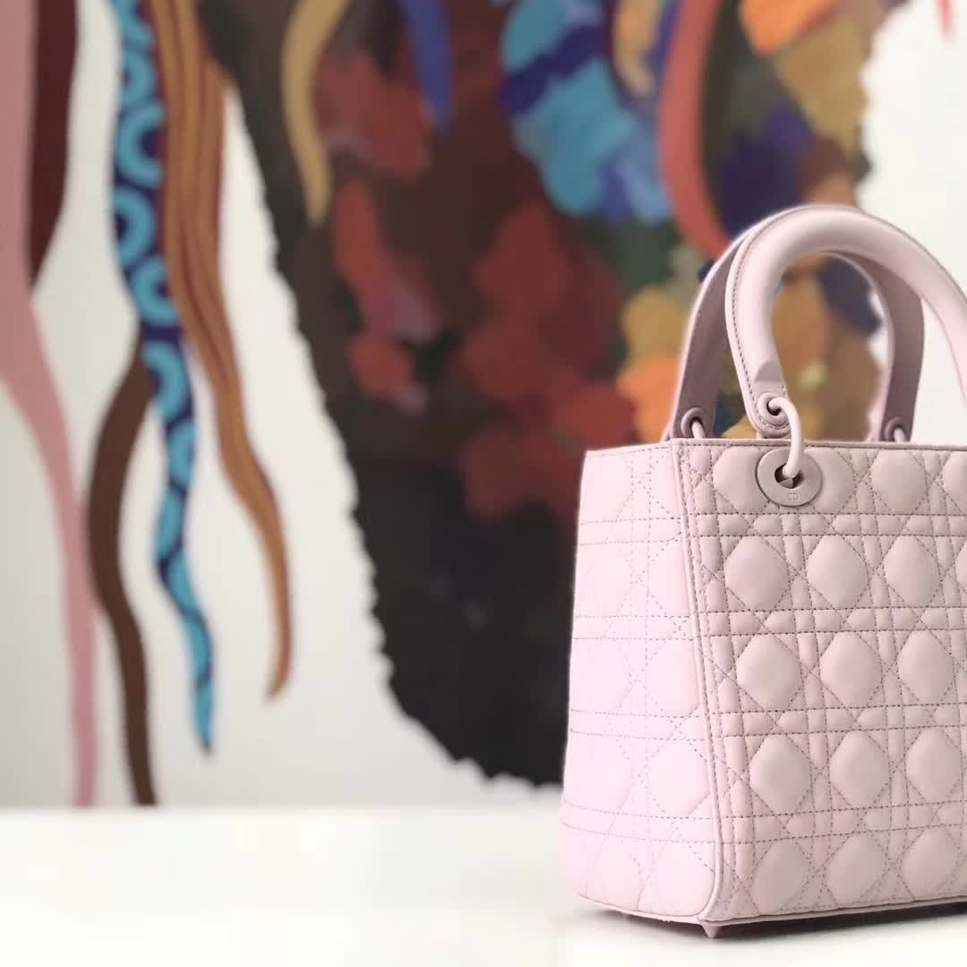 【原版皮】迪奥/Dior 戴妃包，磨砂系列，选用小牛皮绗缝藤格纹，饰有 Ultra matte 饰面金属配饰