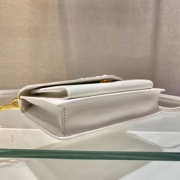 【原版皮】普拉达/Prada 肩背包，诠释精致的极简主义设计格调，一枚金属徽标点缀其上，昭示品牌身份，可拆卸可调式皮革肩带，又可当手包，内配可拆卸镜子，款号： 1BP020