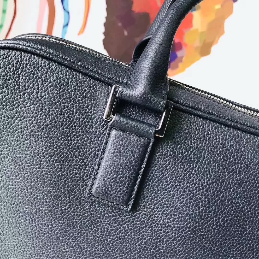 【原版皮】迪奥/Dior 男士公文包，选用粒面纹小牛皮裁制而成，采用传统工艺，是现代男士携带各类日常数据与文件的尚佳选择