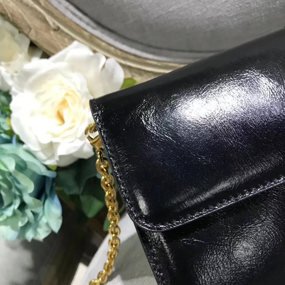 【原版皮】迪奥/Dior 30 Montaigne链条包，选用裂纹亮皮牛皮裁制而成，饰以标志性“CD”字母锁扣，款号：M5683