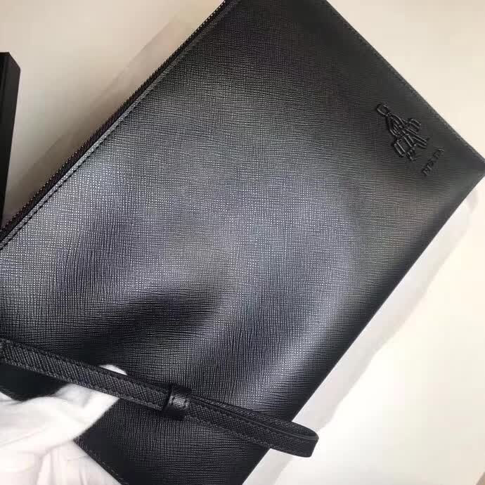 【原版皮】普拉达/Prada 男士手包，选用十字纹小牛皮裁制而成，边角点缀同色小公仔徽标，尽显高档时尚，低调而又奢华，款号：2NG005
