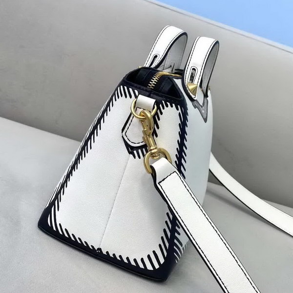 【原版皮】芬迪/Fendi 加州天空系列手提波士顿包，以撞色黑色图形轮廓，营造二维效果，白色皮革进口原料制作，单拉链轻松开，内部宽敞，配有提手和可调节肩带，斜挎手提皆，挂饰，字母肩带需另行购买，款号： 2580